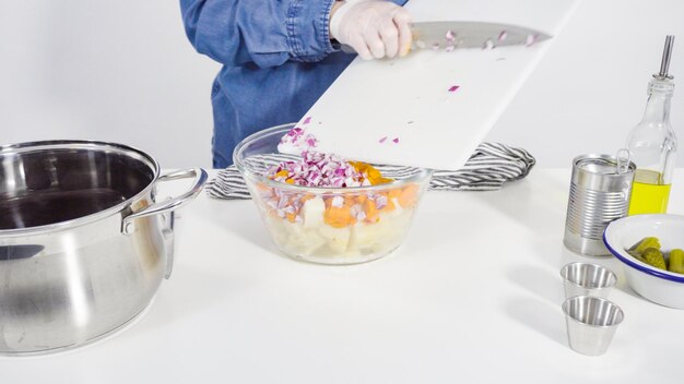 Kucharz przygotowujący danie